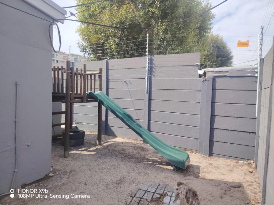 5 Bedroom Property for Sale in Wynberg Upper Western Cape